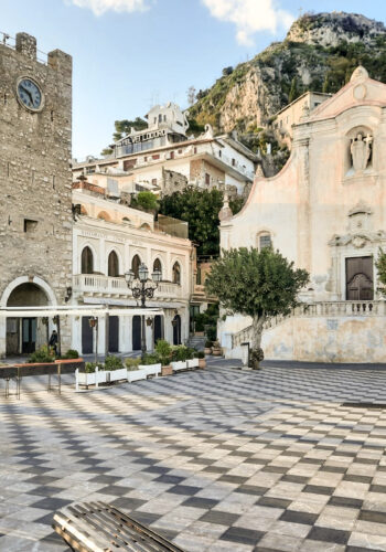 Taormina Piazza IX Aprile torre