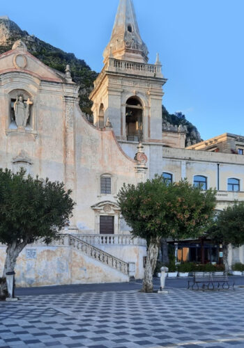 Taormina Piazza IX Aprile chiesa